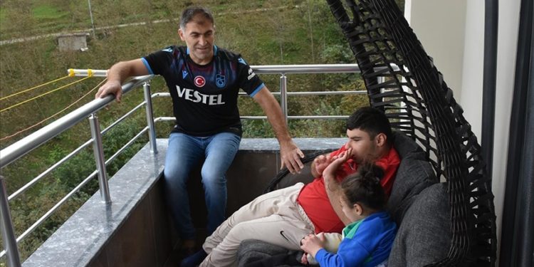 Trabzonlu baba 43 yaşında emekli olup kendisini serebral palsili çocuklarına adadı