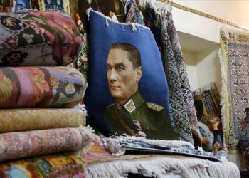 İranlı Türk esnaf, Atatürk’ün portresini ipek halıya işledi