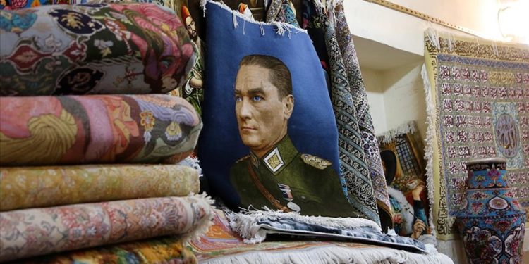 İranlı Türk esnaf, Atatürk’ün portresini ipek halıya işledi