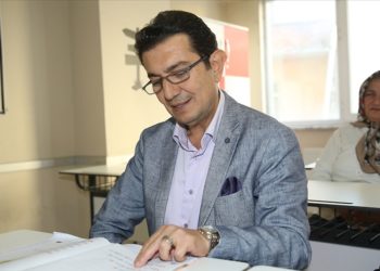 Hafızasını kaybeden iş insanı yeniden okuma yazma öğrenerek yaşama tutunuyor