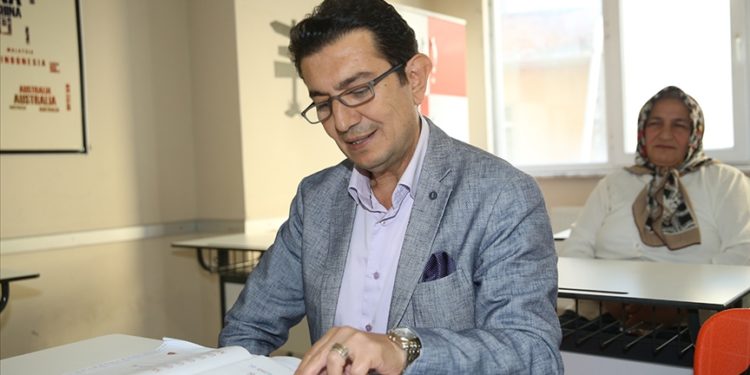 Hafızasını kaybeden iş insanı yeniden okuma yazma öğrenerek yaşama tutunuyor