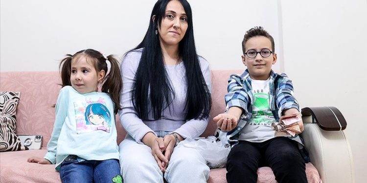 Minik Barlas forma almak için biriktirdiği parayı Gazzeli kardeşlerine gönderecek