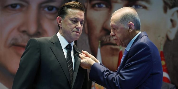 İYİ Partiden istifa eden Eskişehir Milletvekili Hatipoğlu, AK Parti'ye katıldı