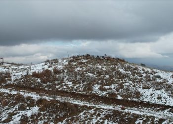 Bingöl’de üniversite öğrencileri 2 bin rakımlı dağın zirvesine tırmandı
