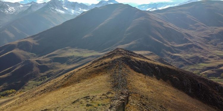 Van Gölü’ne hakim dağdaki kale kalıntısının turizme kazandırılması talebi