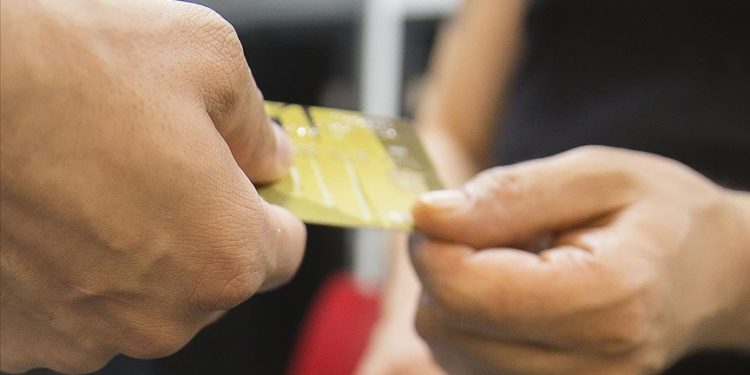 Hakem heyeti, “aidatsız kredi kartı seçeneği sunmayan” bankanın aidatı iadesine karar verdi