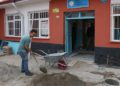 Yozgat’ta köy okulu müdürü, tatilde okulun tamir ve bakımını yapıyor