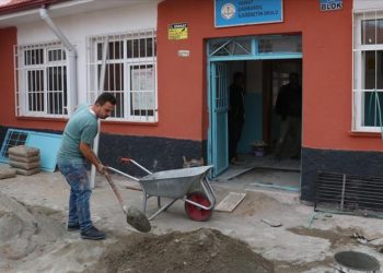 Yozgat’ta köy okulu müdürü, tatilde okulun tamir ve bakımını yapıyor