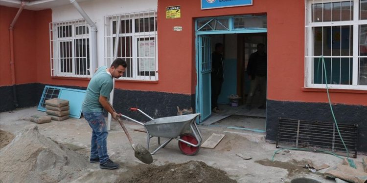 Yozgat’ta köy okulu müdürü, tatilde okulun tamir ve bakımını yapıyor