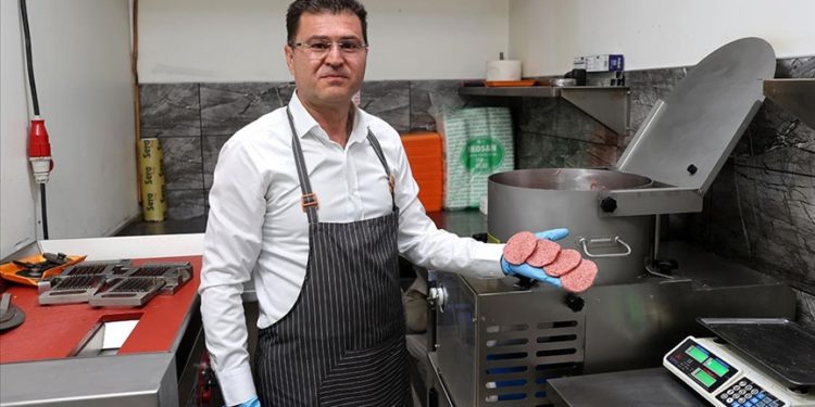 Tescilli Sivas köftesinde talebe yetişmek için seri üretime geçti