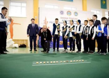 Kazakistan'da 2 milyon kişi aynı anda geleneksel "asık atu" oyununu oynadı