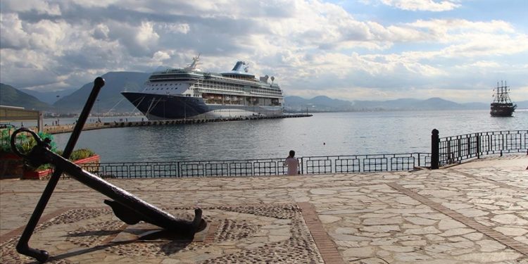 Kruvaziyer "Marella Discovery 2" Alanya Limanı'na demirledi