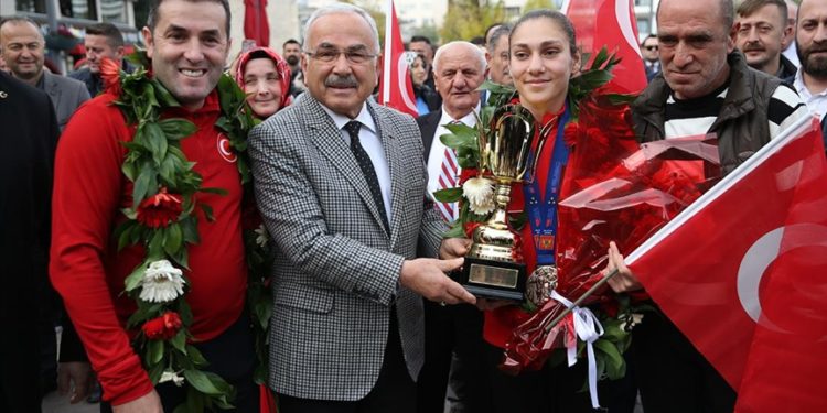 Avrupa şampiyonu boksör Gamze Soğuksu, Ordu’da törenle karşılandı