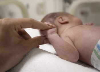 Şefkatle bakılan prematüre bebeklerin kuvözden anne kucağına yolculuğu