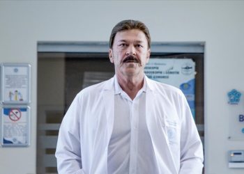 Mesleğinde 21 yılı organ nakliyle geçen profesör, hayatını insanları kurtarmaya adadı