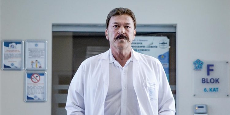 Mesleğinde 21 yılı organ nakliyle geçen profesör, hayatını insanları kurtarmaya adadı