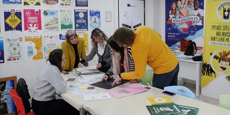 Melike öğretmen Erasmus+ projeleriyle öğrencilerinin ufuklarını sınır ötesine taşıyor