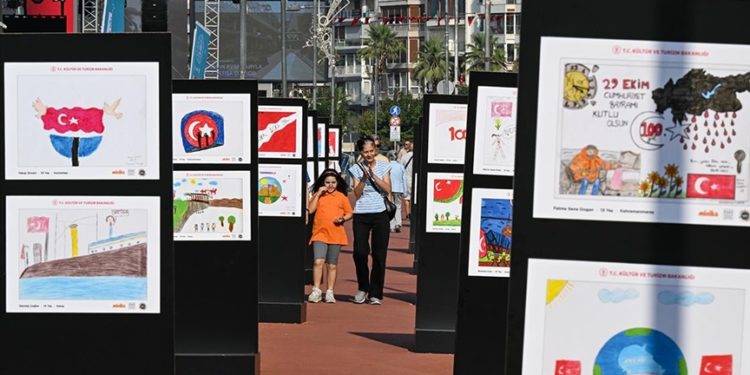 Depremzede çocukların Cumhuriyet'in 100. yılı resimleri İzmir'de sergileniyor