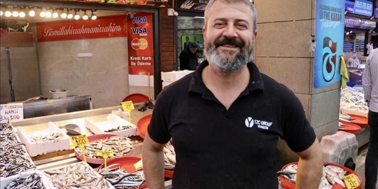 Trabzon'da hamsinin kilogramı 35 liradan tüketiciyle buluşturuluyor