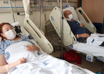 Lisede aynı sırayı paylaştığı 43 yıllık eşinin böbreği ile hayata tutundu