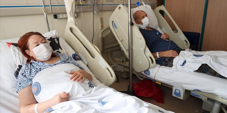 Lisede aynı sırayı paylaştığı 43 yıllık eşinin böbreği ile hayata tutundu