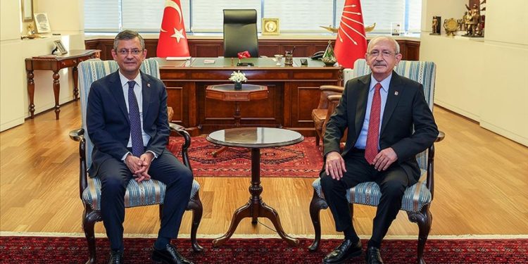 Özgür Özel genel başkanlık görevini Kemal Kılıçdaroğlu’ndan devraldı