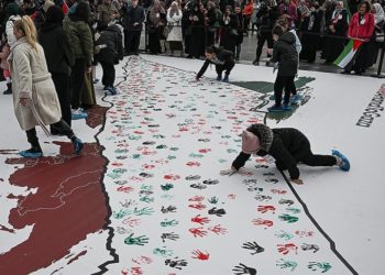 Çocuklar Dünya Çocuk Hakları Günü’nde Filistin haritasına el izlerini bıraktı