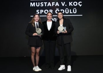 Busenaz Sürmeneli ve Buse Naz Çakıroğlu, Mustafa V. Koç Spor Ödülü’nün sahibi oldu