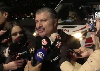 Sağlık Bakanı Koca Türkiye’ye getirilen Gazzeli hastaları havaalanında karşıladı