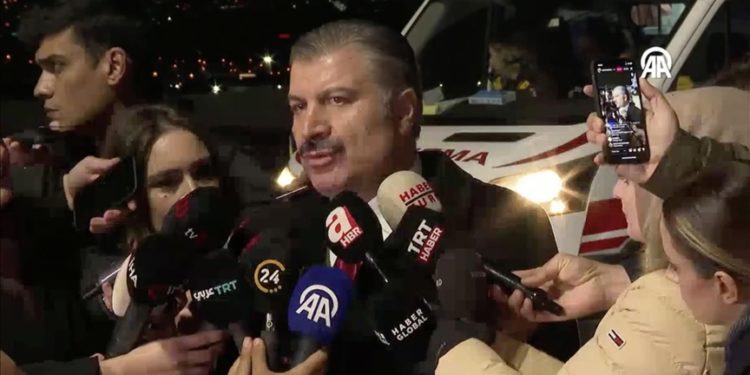 Sağlık Bakanı Koca Türkiye’ye getirilen Gazzeli hastaları havaalanında karşıladı