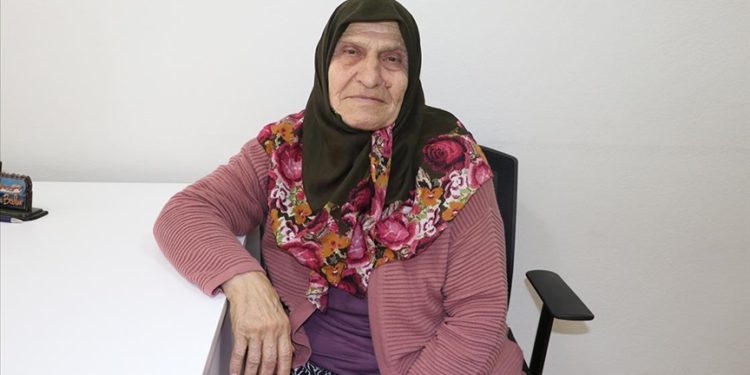 Boğazından 30 santimetre tiroit kitlesi çıkarılan hasta şikayetlerinden kurtuldu