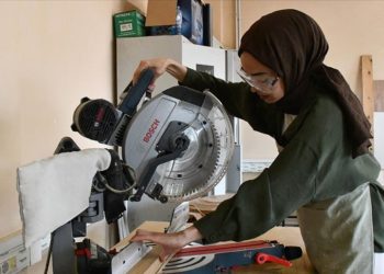 İlkokulda resimle başladığı sanat serüvenini heykel alanında yüksek lisansla sürdürüyor