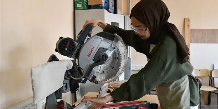 İlkokulda resimle başladığı sanat serüvenini heykel alanında yüksek lisansla sürdürüyor