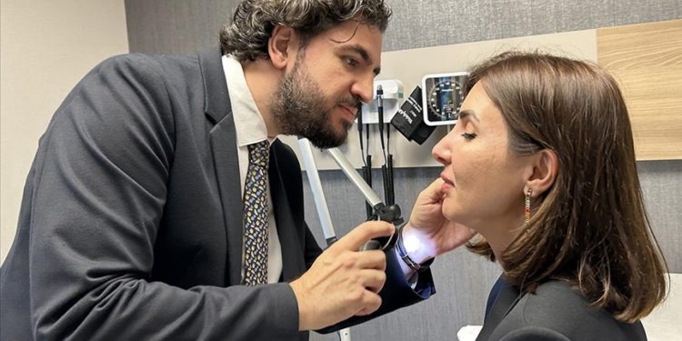 Simli makyaj ürünlerinde bulunabilen ağır metaller hastalığa davetiye çıkarıyor