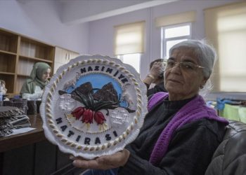 Kadınlar, Tunceli’ye özgü motiflerle süsledikleri hediyelik eşyalardan kazanç sağlıyor