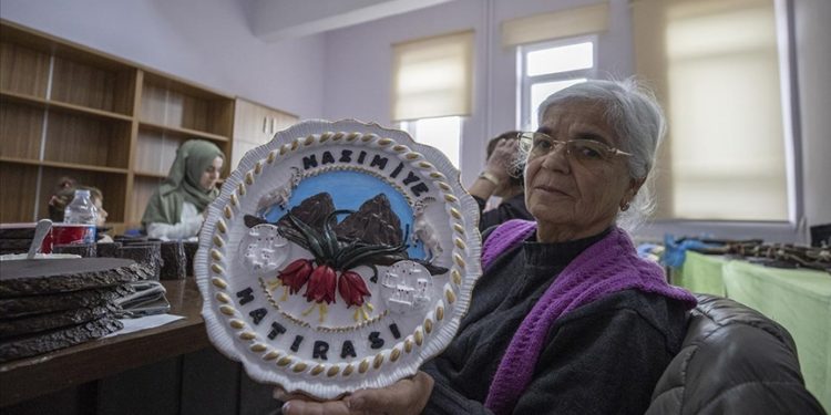 Kadınlar, Tunceli’ye özgü motiflerle süsledikleri hediyelik eşyalardan kazanç sağlıyor