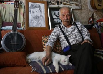 Mardinli yarım asırlık müzisyen artık dostları ve kedisi için çalıyor