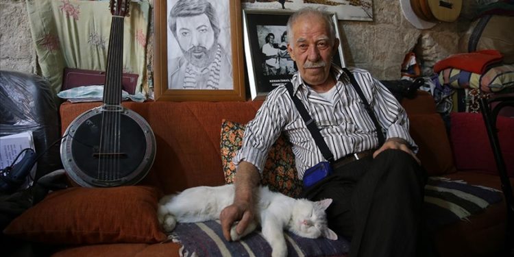 Mardinli yarım asırlık müzisyen artık dostları ve kedisi için çalıyor