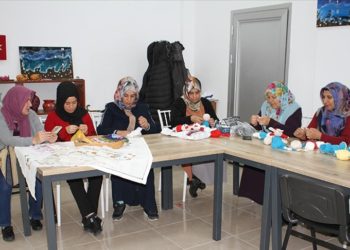 Vanlı kadınlar belediyenin açtığı kurslarda meslek öğreniyor