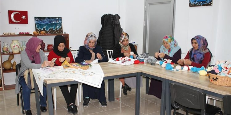 Vanlı kadınlar belediyenin açtığı kurslarda meslek öğreniyor