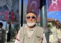 Bolulu Şükrü Amca bayrak ve Atatürk sevgisini otobüs durağında yaşatıyor