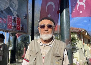 Bolulu Şükrü Amca bayrak ve Atatürk sevgisini otobüs durağında yaşatıyor