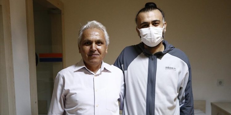 İyiliksever dayı 24 yıl önce verdiği sözü tutarak yeğenine böbreğini bağışladı