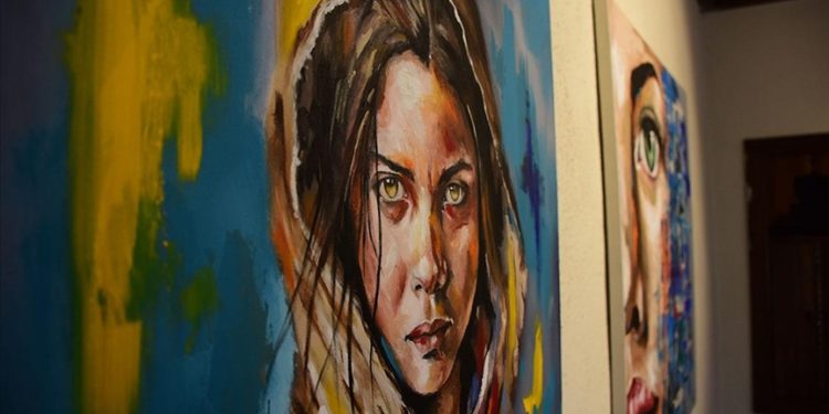 İşitme engelli ressam “hayalindeki sesleri” portrelerinde canlandırdı