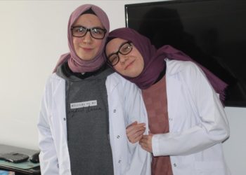 Tek yumurta ikizi doktor Esma ile Esra aynı hastanede mesai yapıyor