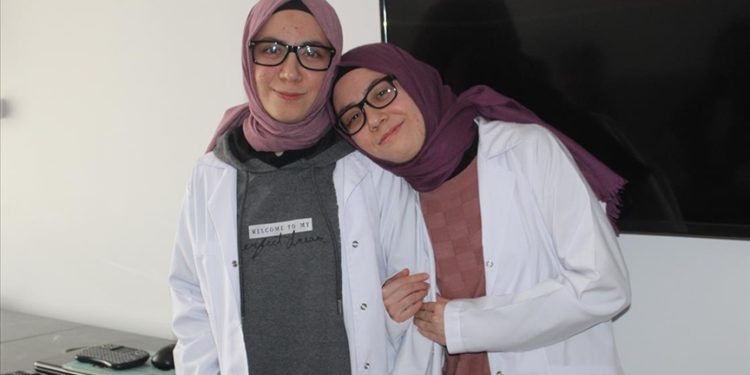 Tek yumurta ikizi doktor Esma ile Esra aynı hastanede mesai yapıyor