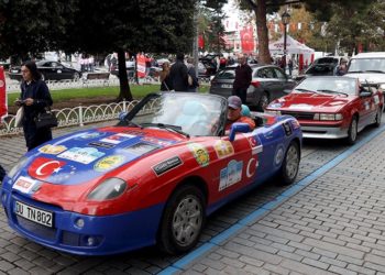 17. Doğu-Batı Dostluk Rallisi’nin startı Sultanahmet Meydanı’nda verildi