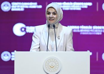 Aile ve Sosyal Hizmetler Bakanı Göktaş sanatçı Zerrin Özer'i Darülaceze'de ziyaret etti