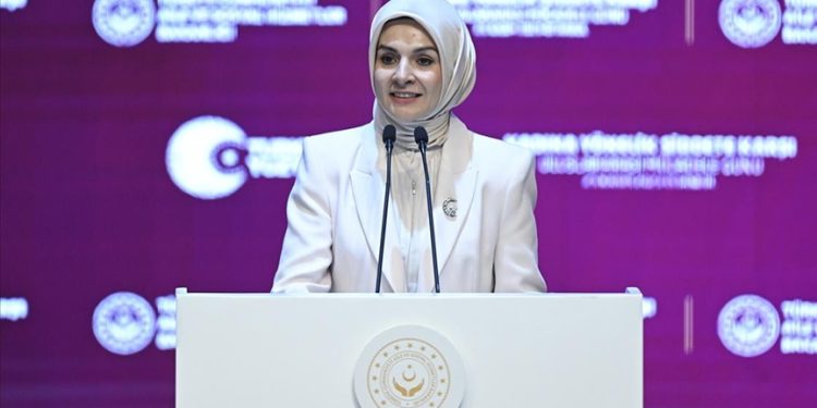 Aile ve Sosyal Hizmetler Bakanı Göktaş sanatçı Zerrin Özer'i Darülaceze'de ziyaret etti