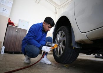 Bingöl’de meslek lisesi öğrencileri kış lastiği taktırmak isteyenlere hizmet veriyor